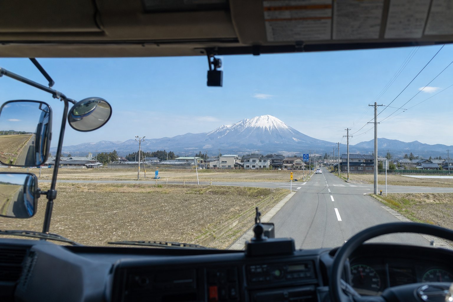 運転席から望む大山と道のイメージ