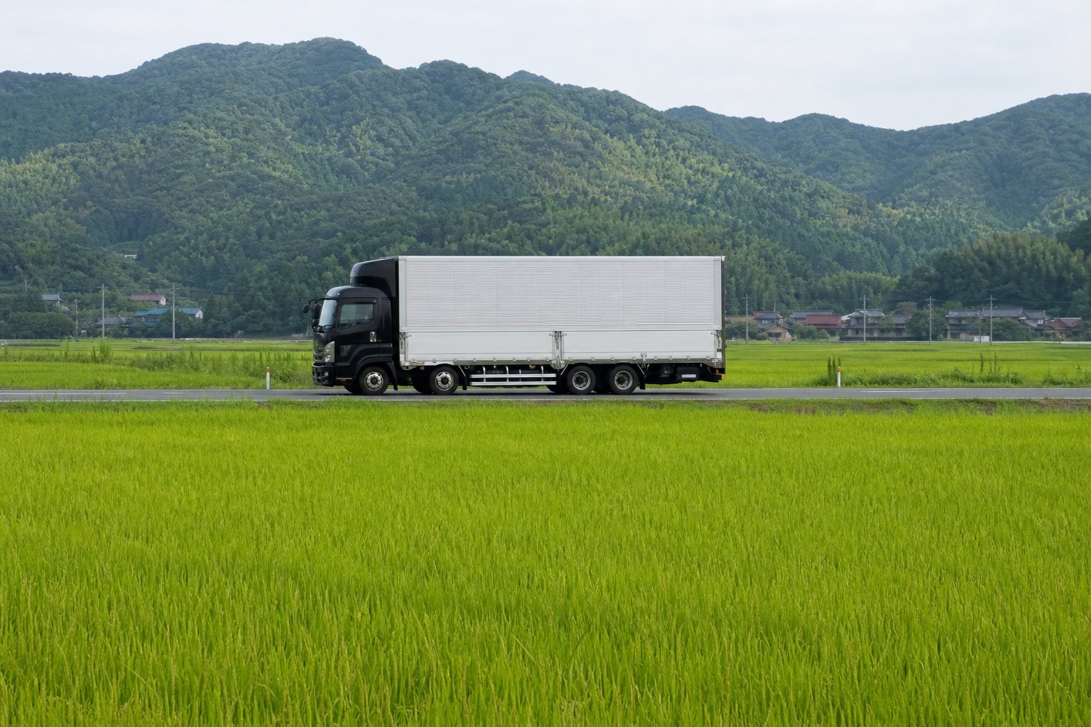 田園を走るトラックのイメージ